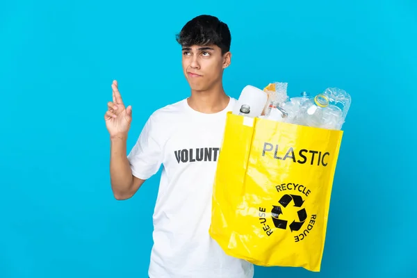 Sosteniendo Una Bolsa Llena Botellas Plástico Para Reciclar Sobre Fondo — Foto de Stock