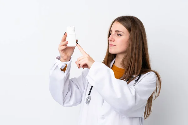 Junge Frau Mit Isoliertem Hintergrund Trägt Arztkittel Und Tabletten Der — Stockfoto