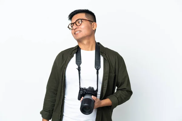 Genç Ekvadorlu Fotoğrafçı Beyaz Arka Planda Izole Edilmiş Yana Bakıyor — Stok fotoğraf