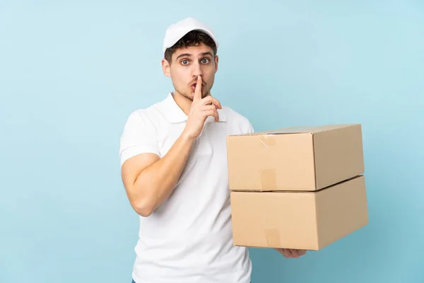 Lieferung Kaukasischen Mann Isoliert Auf Blauem Hintergrund Tun Schweigegegeste — Stockfoto