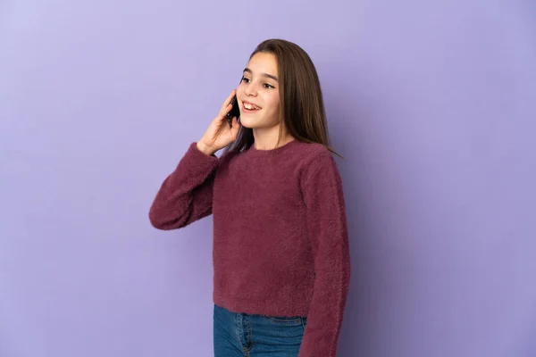 Menina Isolada Fundo Roxo Mantendo Uma Conversa Com Telefone Celular — Fotografia de Stock