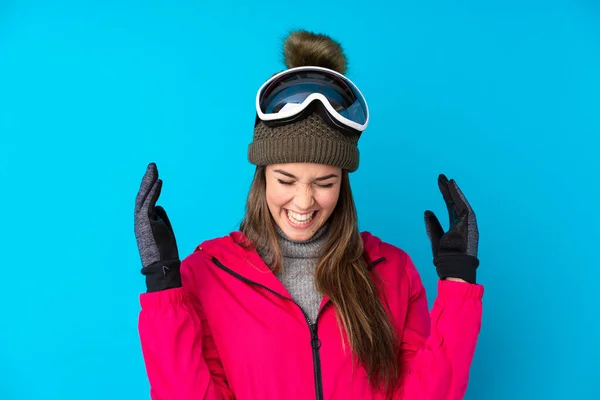 Menina Esquiador Adolescente Com Óculos Snowboard Sobre Fundo Azul Isolado — Fotografia de Stock