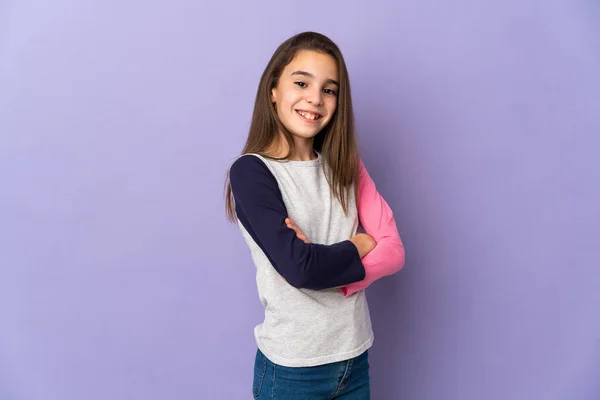 Menina Isolada Fundo Roxo Com Braços Cruzados Olhando Para Frente — Fotografia de Stock