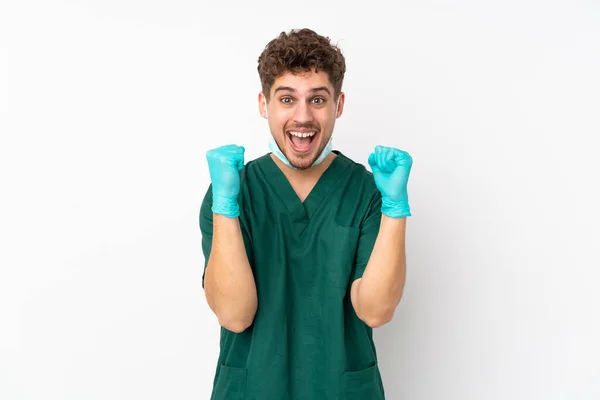 Cirujano Uniforme Verde Aislado Sobre Fondo Blanco Aislado Celebrando Una — Foto de Stock