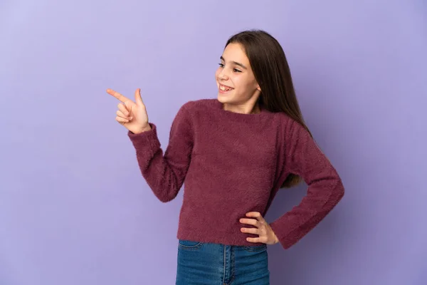 Menina Isolada Fundo Roxo Apontando Dedo Para Lado Apresentando Produto — Fotografia de Stock