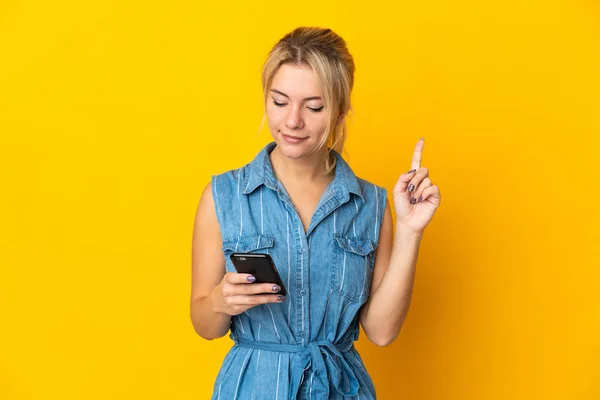 Mujer Rusa Joven Aislada Sobre Fondo Amarillo Usando Teléfono Móvil —  Fotos de Stock