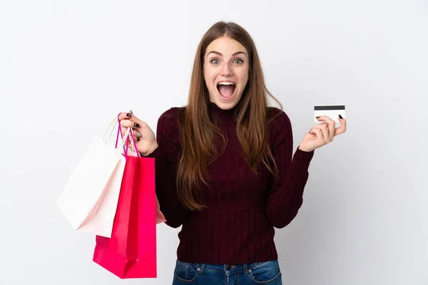 Jonge Vrouw Geïsoleerde Witte Achtergrond Houden Boodschappentassen Verrast — Stockfoto