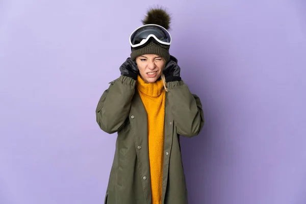Sciatore Ragazza Russa Con Occhiali Snowboard Isolato Sfondo Viola Frustrato — Foto Stock