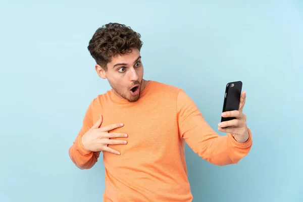 Kaukasischer Mann Isoliert Auf Blauem Hintergrund Und Macht Ein Selfie — Stockfoto