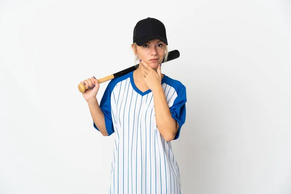 Giovane Donna Russa Che Gioca Baseball Isolato Sfondo Bianco Pensando — Foto Stock