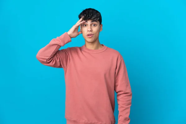 Young Man Isolated Blue Background Has Realized Something Intending Solution — Stock Photo, Image