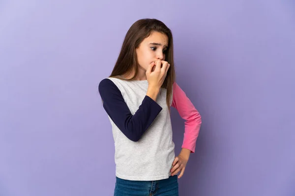 Bambina Isolata Sfondo Viola Avendo Dubbi — Foto Stock