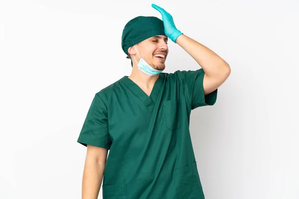 在孤立的白色背景下隔离的身穿绿色制服的外科医生意识到了什么 并打算解决这个问题 — 图库照片