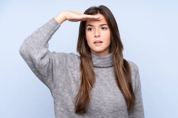 Adolescente Menina Brasileira Sobre Fundo Azul Isolado Olhando Para Longe — Fotografia de Stock