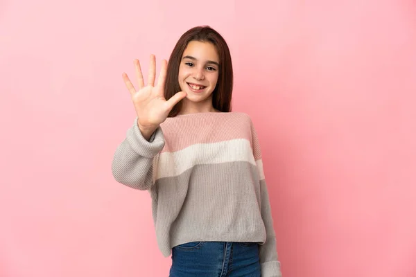 Menina Isolada Fundo Rosa Contando Cinco Com Dedos — Fotografia de Stock