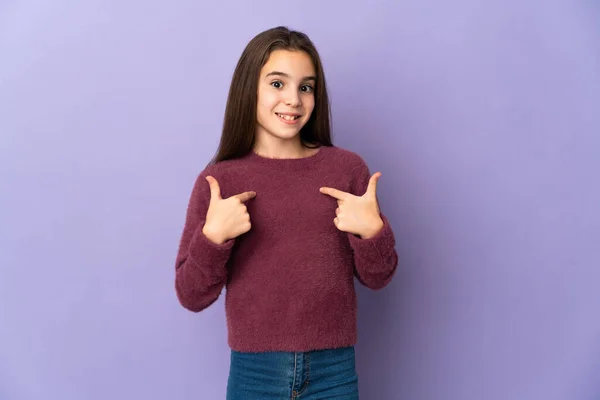 Маленька Дівчинка Ізольована Фіолетовому Фоні Вказуючи Себе — стокове фото