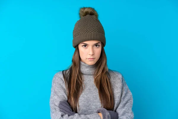 Menina Adolescente Com Chapéu Inverno Sobre Fundo Azul Isolado Mantendo — Fotografia de Stock