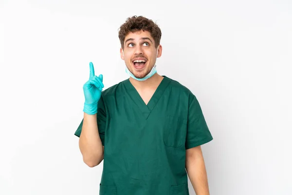 Cirujano Uniforme Verde Aislado Sobre Fondo Blanco Aislado Apuntando Hacia — Foto de Stock