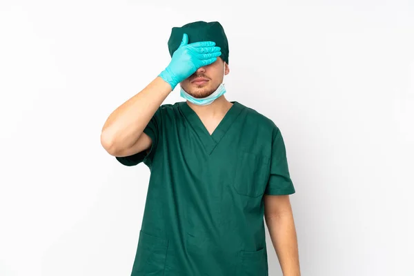 Cirurgião Uniforme Verde Isolado Fundo Branco Isolado Cobrindo Olhos Por — Fotografia de Stock