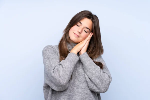 Adolescente Brasileña Chica Sobre Aislado Fondo Azul Haciendo Gesto Del — Foto de Stock