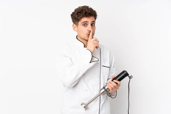 Hombre Usando Licuadora Mano Aislada Sobre Fondo Blanco Haciendo Gesto —  Fotos de Stock