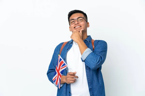 Junge Ecuadorianerin Mit Einer Britischen Flagge Auf Weißem Hintergrund Glücklich — Stockfoto