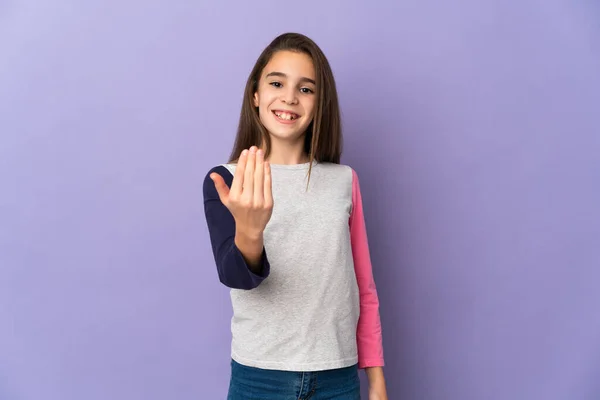 Menina Isolada Fundo Roxo Convidando Para Vir Com Mão Feliz — Fotografia de Stock