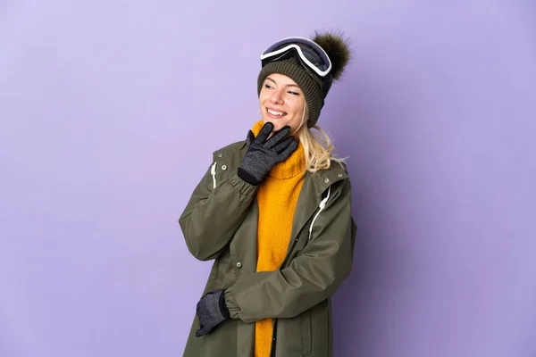 Skier Ρωσική Κοπέλα Γυαλιά Snowboarding Απομονώνονται Μωβ Φόντο Κοιτάζοντας Ψηλά — Φωτογραφία Αρχείου