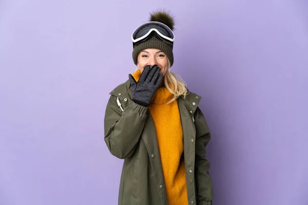 Esquiador Chica Rusa Con Gafas Snowboard Aisladas Sobre Fondo Morado —  Fotos de Stock