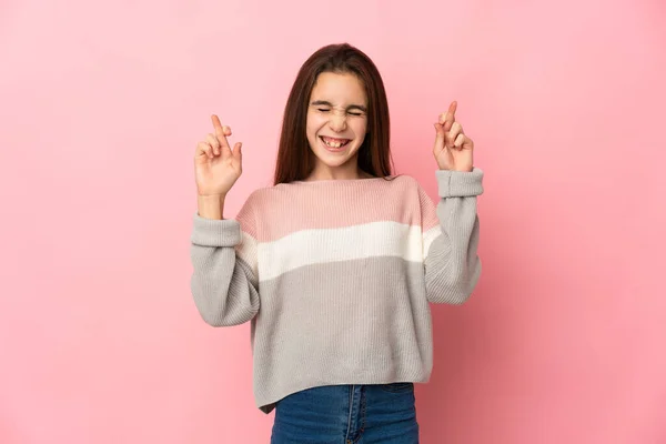 Menina Isolada Fundo Rosa Com Dedos Cruzando — Fotografia de Stock