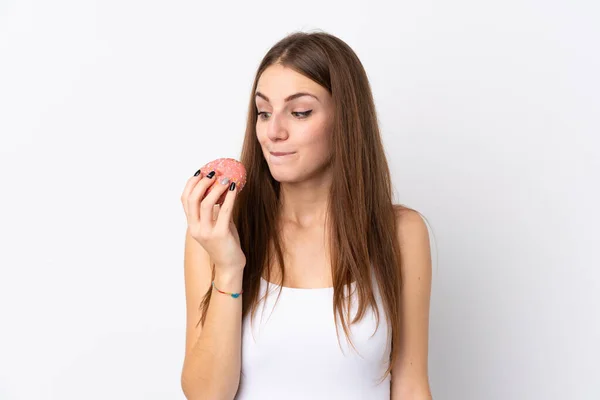 Jovem Mulher Sobre Isolado Fundo Branco Segurando Donut — Fotografia de Stock