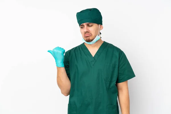Chirurg Groen Uniform Geïsoleerd Geïsoleerde Witte Achtergrond Ongelukkig Wijzend Naar — Stockfoto