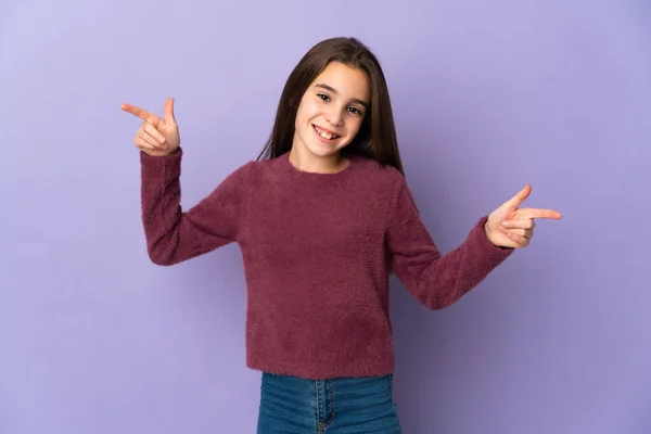 Menina Isolada Fundo Roxo Apontando Dedo Para Laterais Feliz — Fotografia de Stock