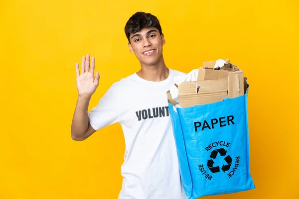 Чоловік Тримає Мішок Переробки Повний Паперу Щоб Переробляти Ізольовані Жовті — стокове фото