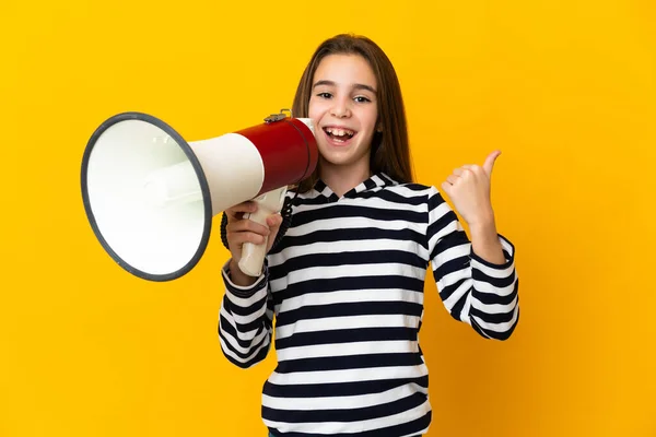 Menina Isolada Fundo Amarelo Gritando Através Megafone Apontando Lado — Fotografia de Stock