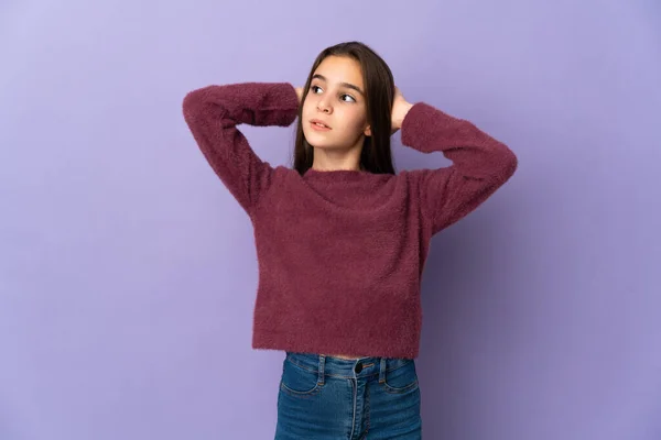 Klein Meisje Geïsoleerd Paarse Achtergrond Gefrustreerd Bedekking Oren — Stockfoto