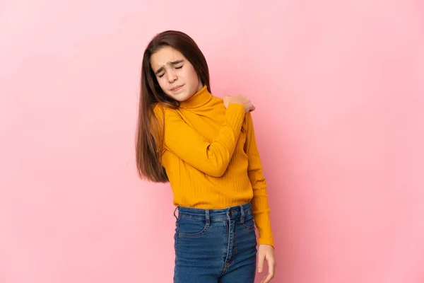 Klein Meisje Geïsoleerd Roze Achtergrond Die Lijden Aan Pijn Schouder — Stockfoto