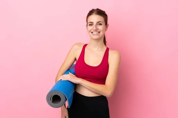 Giovane Donna Sportiva Sfondo Rosa Isolato Con Tappeto Sorridente — Foto Stock