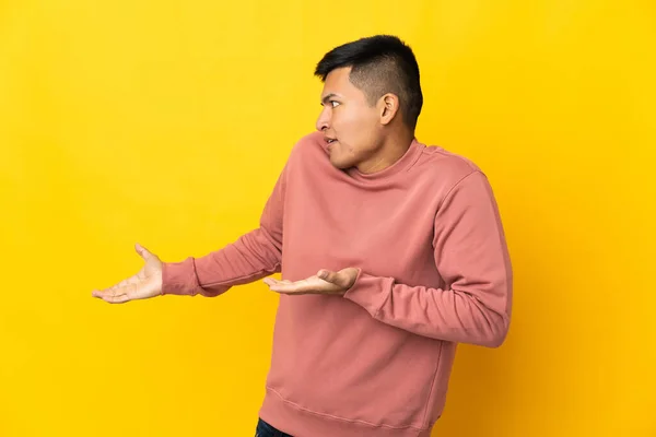 Νεαρός Εκουαδοριανός Άνδρας Απομονωμένος Κίτρινο Φόντο Έκφραση Έκπληξης Κοιτάζοντας Πλευρά — Φωτογραφία Αρχείου