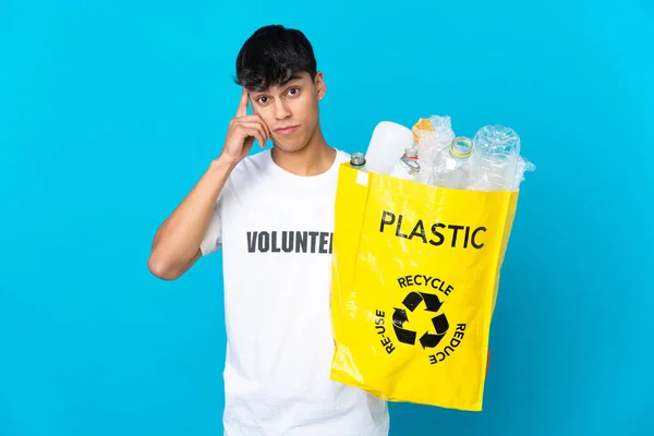 Sosteniendo Una Bolsa Llena Botellas Plástico Para Reciclar Sobre Fondo — Foto de Stock