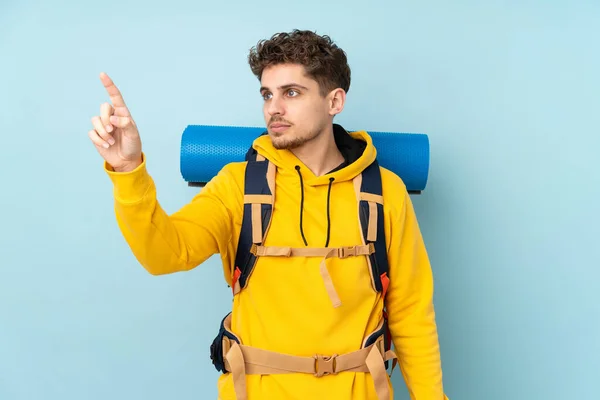 Young Mountaineer Man Big Backpack Isolated Blue Background Touching Transparent — ストック写真