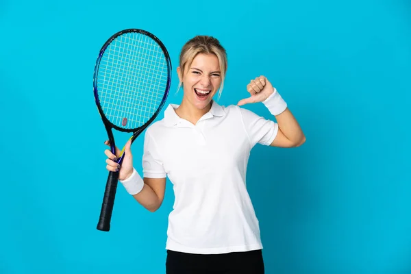 Joven Mujer Rusa Aislada Sobre Fondo Azul Jugando Tenis Orgulloso —  Fotos de Stock