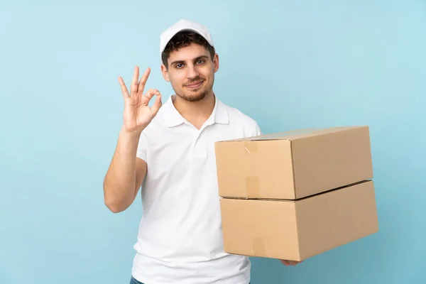 Lieferung Kaukasischen Mann Isoliert Auf Blauem Hintergrund Zeigt Ein Zeichen — Stockfoto