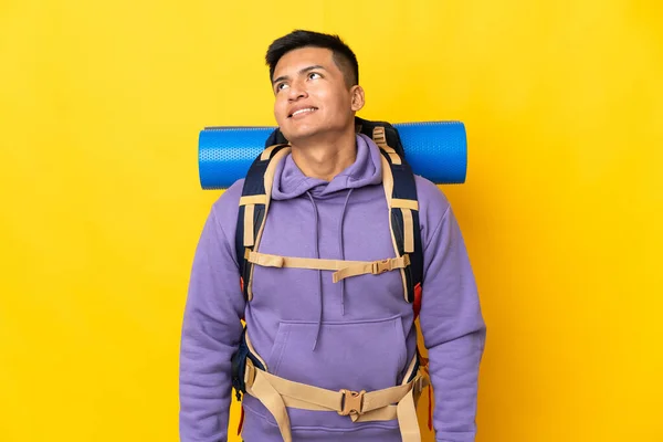 Junger Bergsteiger Mit Einem Großen Rucksack Auf Gelbem Hintergrund Der — Stockfoto