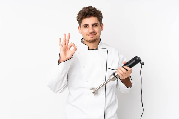 Mężczyzna Pomocą Miksera Ręcznie Izolowane Białym Tle Pokazując Znak Palcami — Zdjęcie stockowe