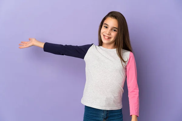 Malá Dívka Izolované Fialovém Pozadí Natahuje Ruce Stranu Pro Pozvání — Stock fotografie