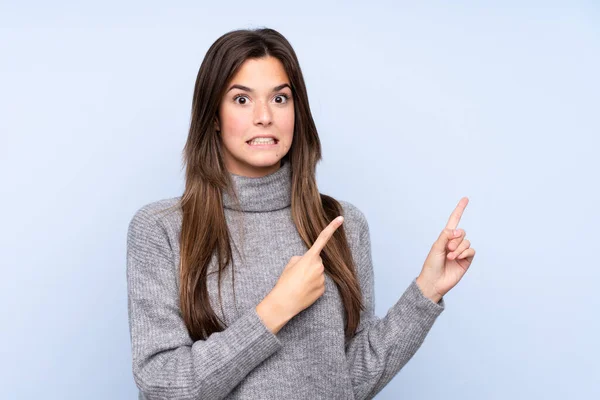 Teenager Ragazza Brasiliana Isolato Sfondo Blu Spaventato Indicando Lato — Foto Stock