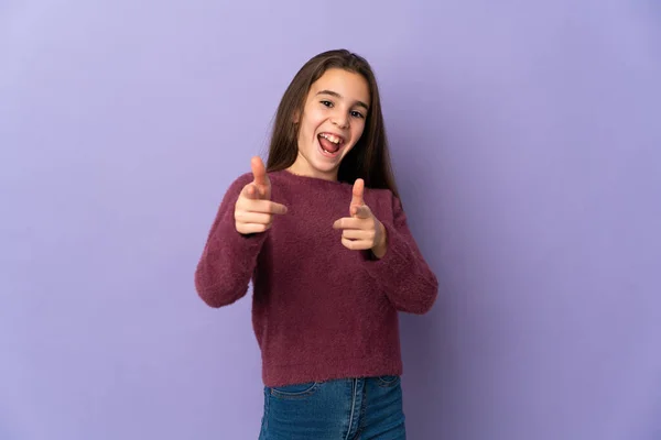 Klein Meisje Geïsoleerd Paarse Achtergrond Verrast Wijzen Naar Voren — Stockfoto