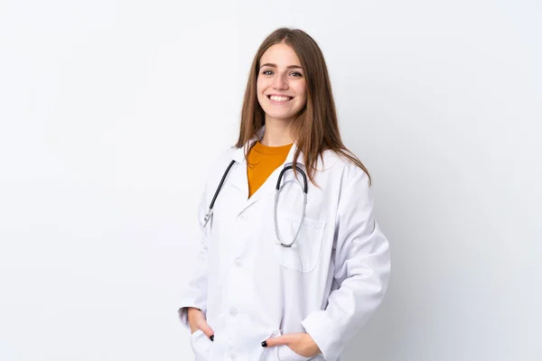 穿着医生长袍和听诊器的独立背景的年轻女子 — 图库照片