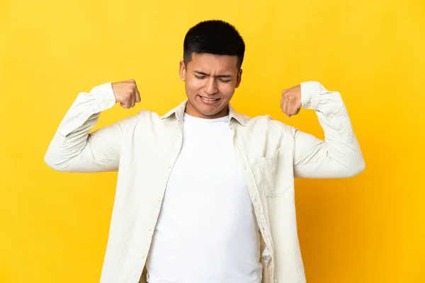 Νεαρός Εκουαδόρ Απομονωμένος Κίτρινο Φόντο Κάνει Ισχυρή Χειρονομία — Φωτογραφία Αρχείου